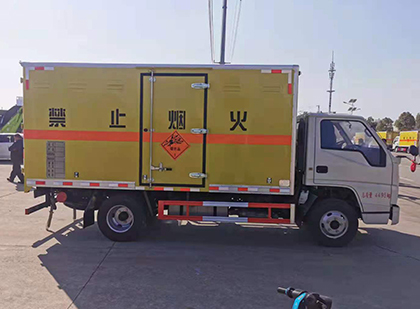 金湾爆破器材运输车工人安全操作规范与智能技术保障